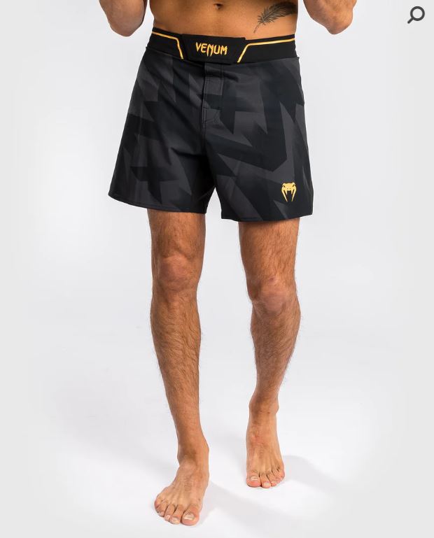 Fightshorts Venum Razor (Negro / Amarillo) (Disponible en Costa Rica y por Encargo)