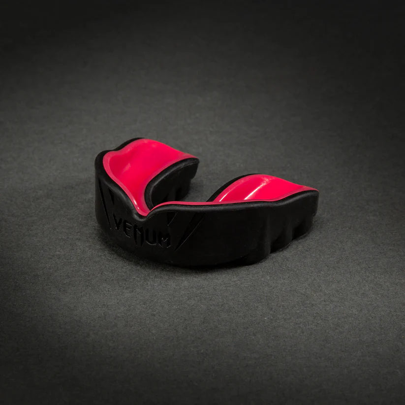 Bucal Venum Challenger (Negro / Raspberry) (Disponible en Costa Rica)