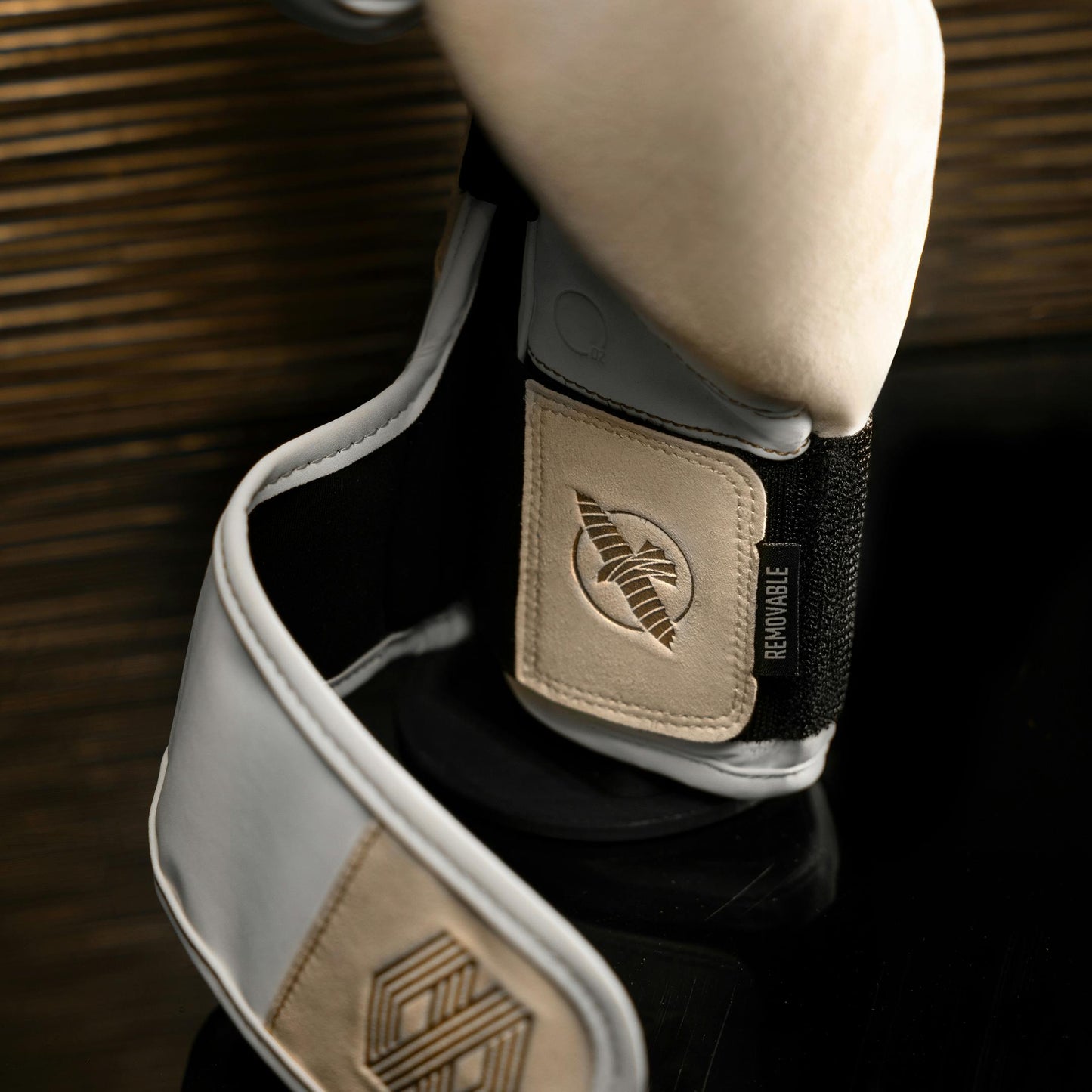 Guantes de Box Hayabusa Mayweather Champ (Blanco / Dorado) (Disponible por Encargo)