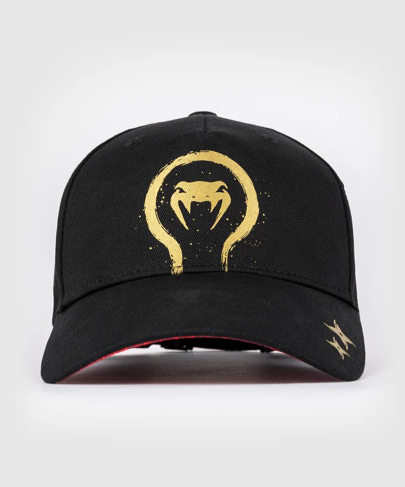 Gorra Venum x Assassin's Creed: Shadows (Negro / Dorado) (Disponible en Costa Rica y por Encargo)