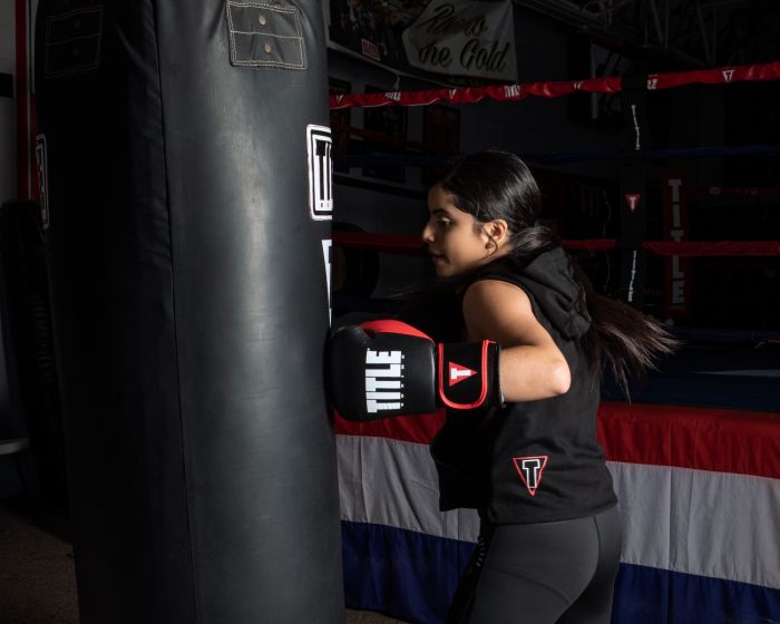 Guantes de Box Title Dynamic Strike (Negro / Rojo) (Disponible por Encargo)
