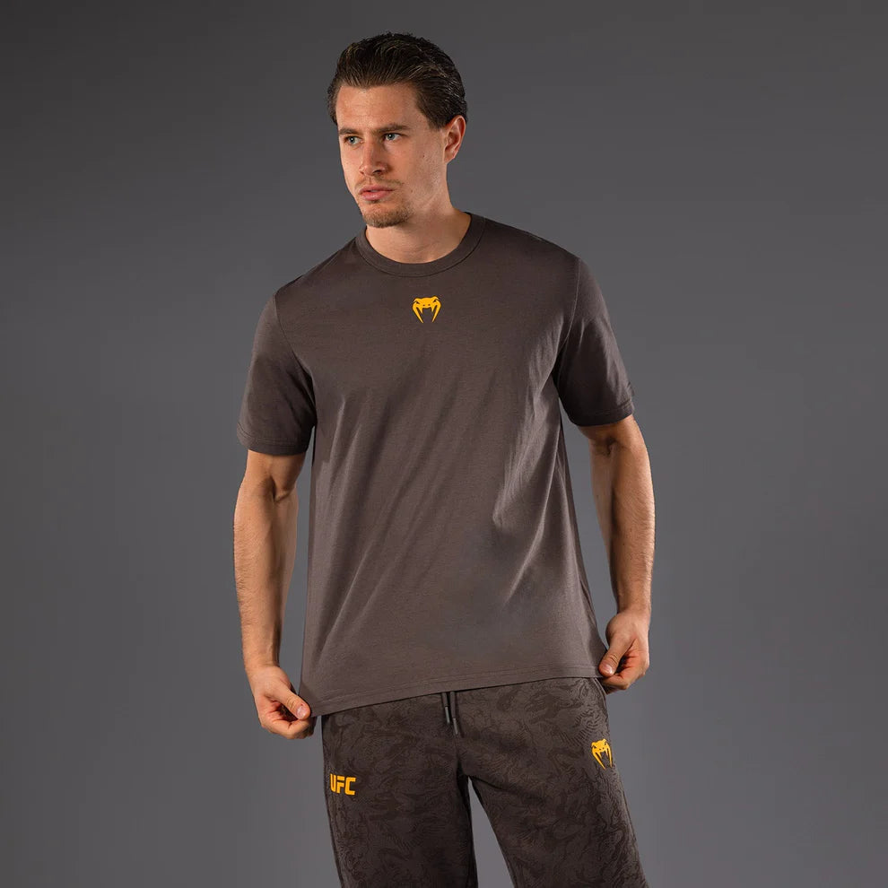 Camiseta para Hombre Venum UFC Fusion Authentic Fight Week (Café) (Disponible en Costa Rica)