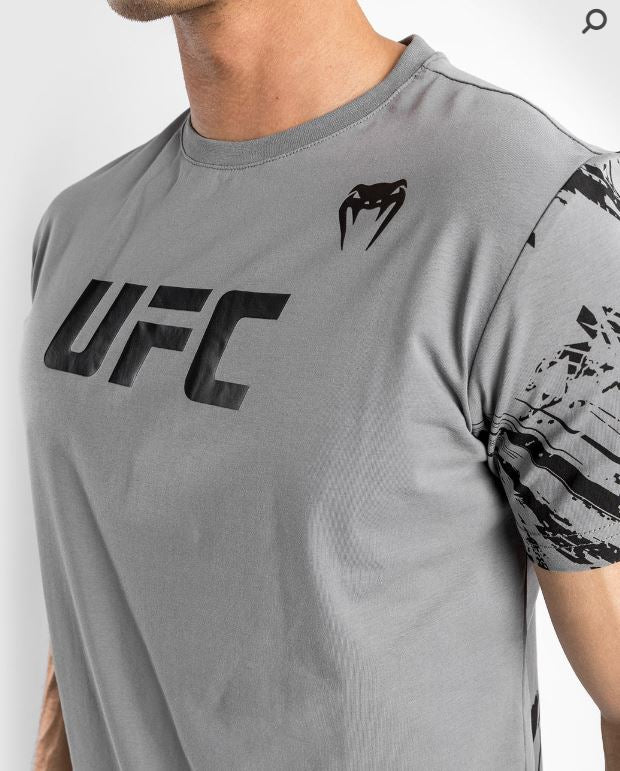 Camiseta de Hombre Venum UFC Authentic Fight Week Men's 2.0 (Gris / Negro) (Disponible en Costa Rica y por Encargo)