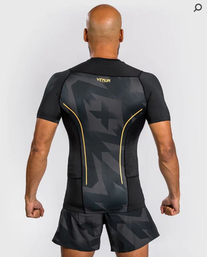 Rashguard Manga Corta Venum Razor (Negro / Amarillo) (Disponible en Costa Rica y por Encargo)