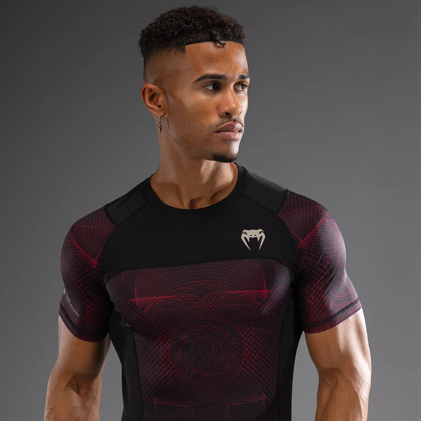 Rashguard Manga Corta para Hombre Venum G-Fit Air (Negro /Fuego Rojo) (Disponible en Costa Rica)
