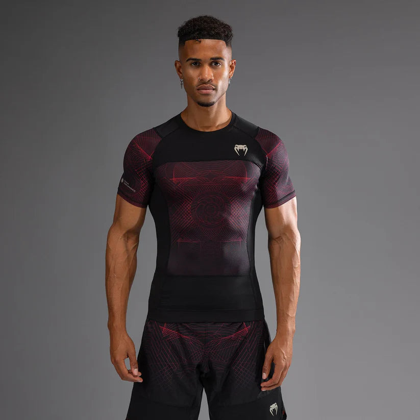 Rashguard Manga Corta para Hombre Venum G-Fit Air (Negro /Fuego Rojo) (Disponible en Costa Rica)