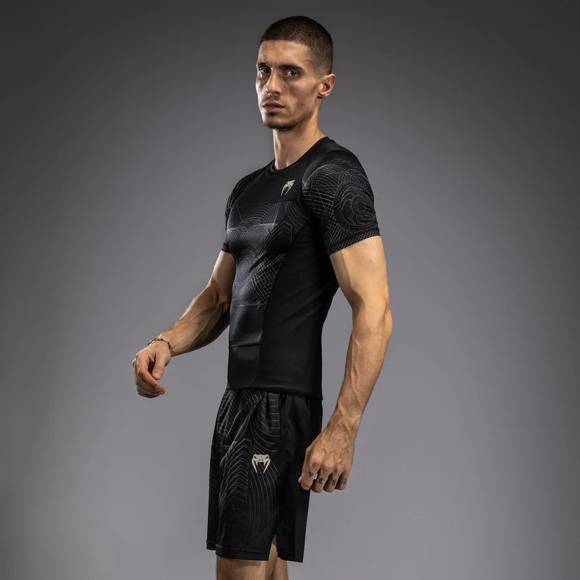 Rashguard Manga Corta para Hombre Venum G-Fit Air (Negro / Arena de Desierto) (Disponible en Costa Rica)