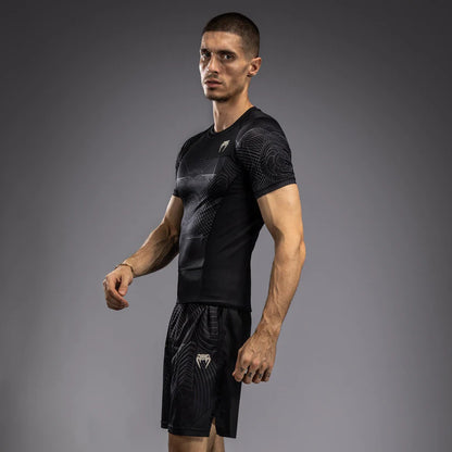 Rashguard Manga Corta para Hombre Venum G-Fit Air (Negro / Arena de Desierto) (Disponible en Costa Rica)