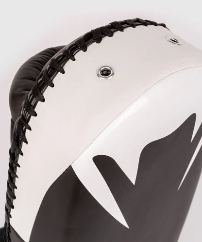 Thai Pads Venum Kickboxing Micro Fiber Paos 2.0 (Negro / Blanco) (Disponible por Encargo)