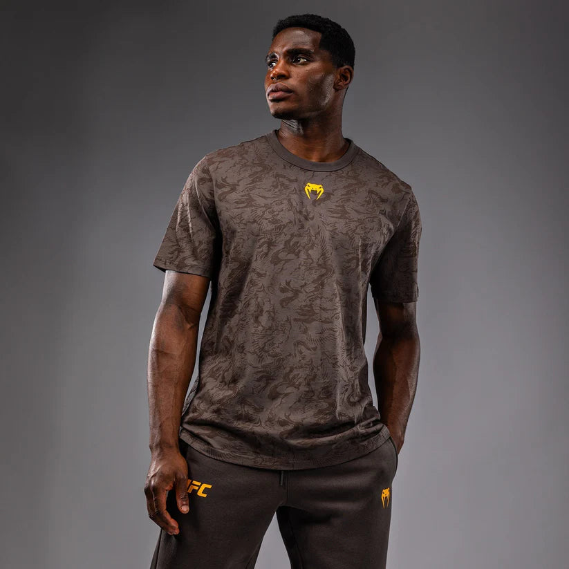 Camiseta para Hombre Venum UFC Fusion Authentic Fight Week (Café/Arena) (Disponible en Costa Rica)