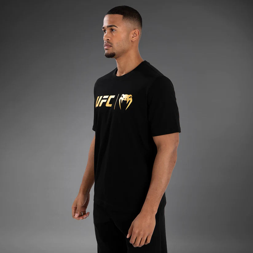Camiseta para Hombre Venum UFC Classic (Negro / Dorado) (Disponible en Costa Rica)