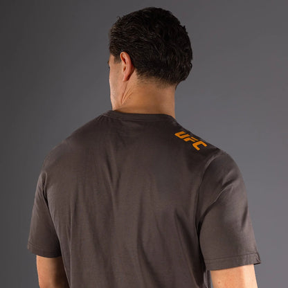 Camiseta para Hombre Venum UFC Fusion Authentic Fight Week (Café) (Disponible en Costa Rica)