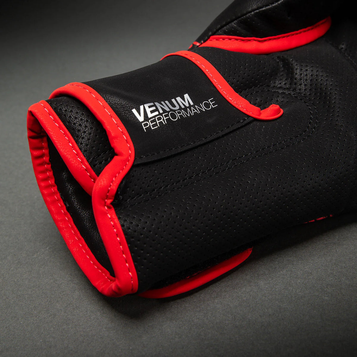 Guantes de Box Venum Matupa (Negro / Rojo / Plateado) (Disponible en Costa Rica)