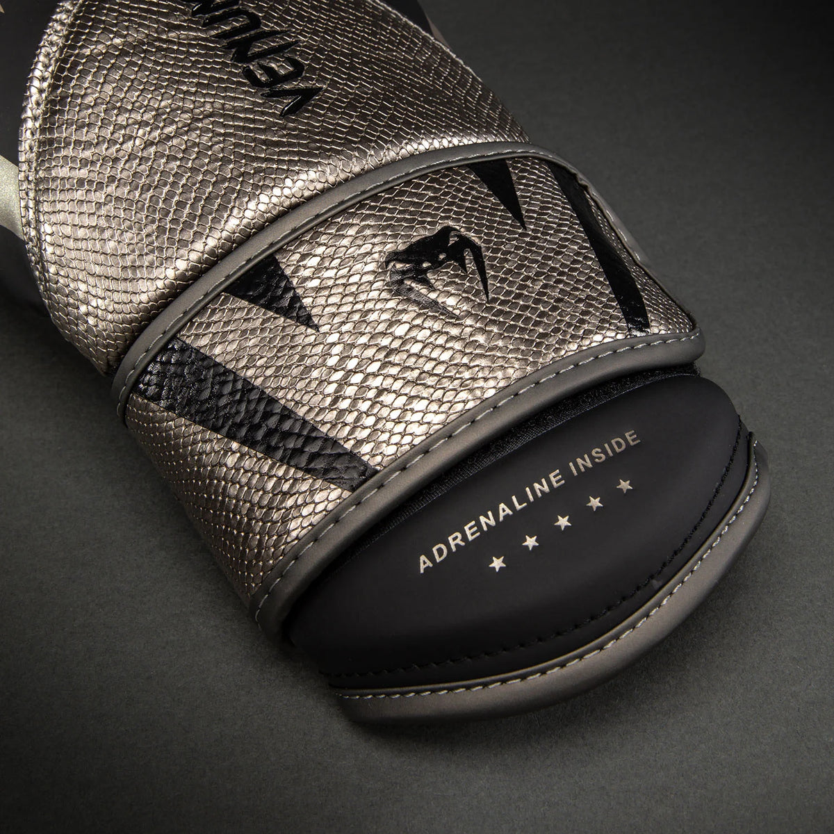Guantes de Box Venum Challenger 4.0 Scales (Plateado / Negro ) (Disponible en Costa Rica)