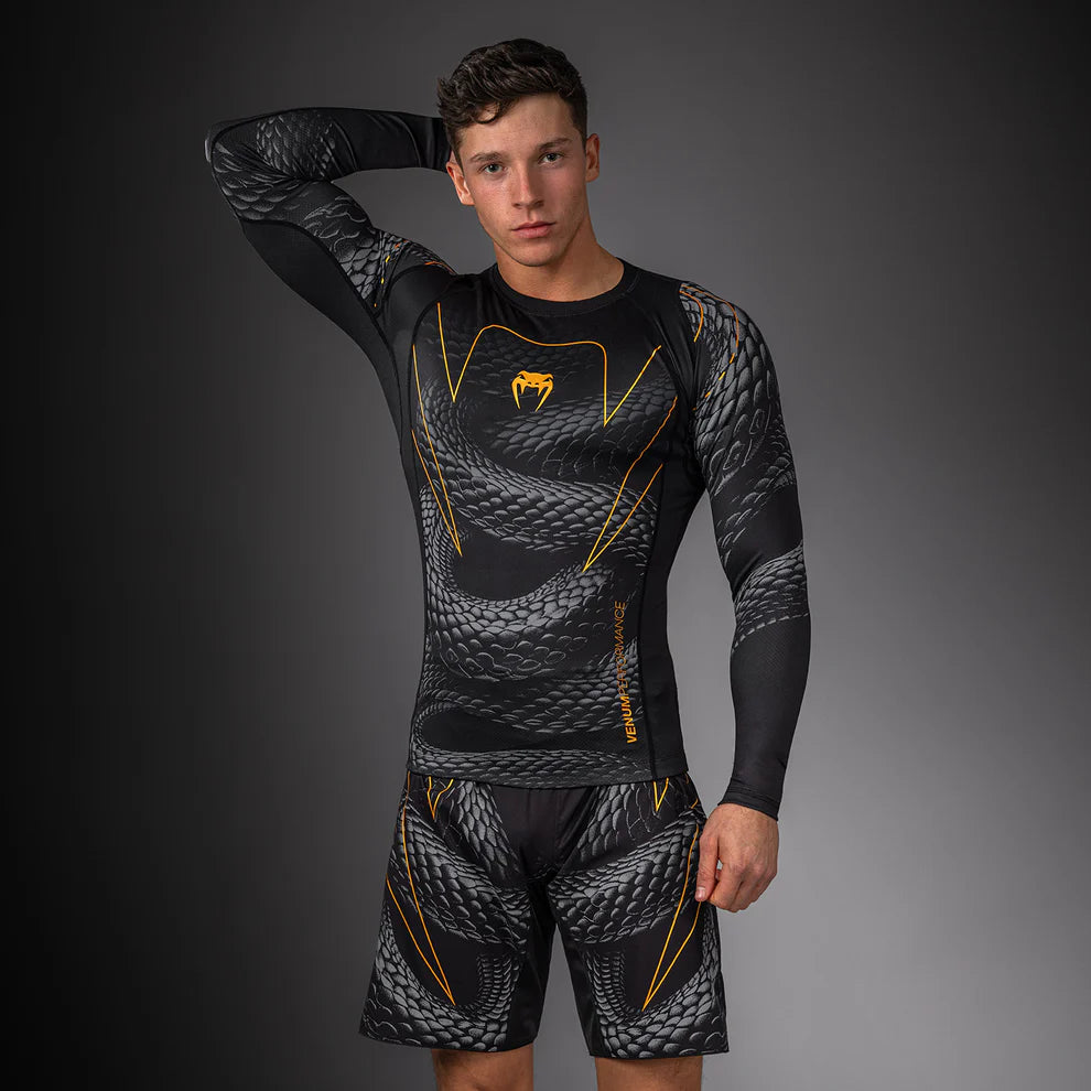 Rashguard Manga Larga Venum Matupa (Negro / Dorado) (Disponible en Costa Rica)