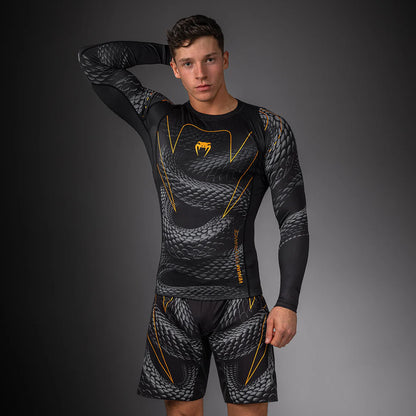 Rashguard Manga Larga Venum Matupa (Negro / Dorado) (Disponible en Costa Rica)