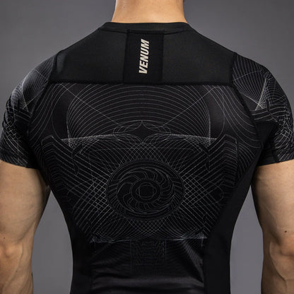 Rashguard Manga Corta para Hombre Venum G-Fit Air (Negro / Arena de Desierto) (Disponible en Costa Rica)