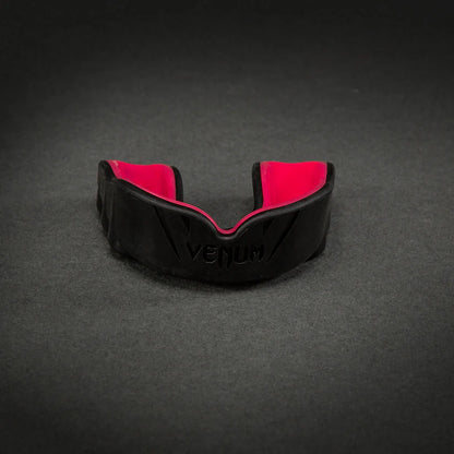 Bucal Venum Challenger (Negro / Raspberry) (Disponible en Costa Rica)