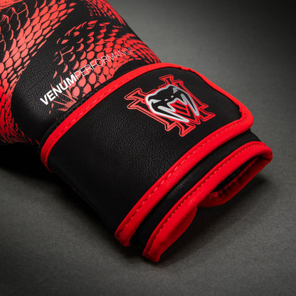 Guantes de Box Venum Matupa (Negro / Rojo / Plateado) (Disponible en Costa Rica)
