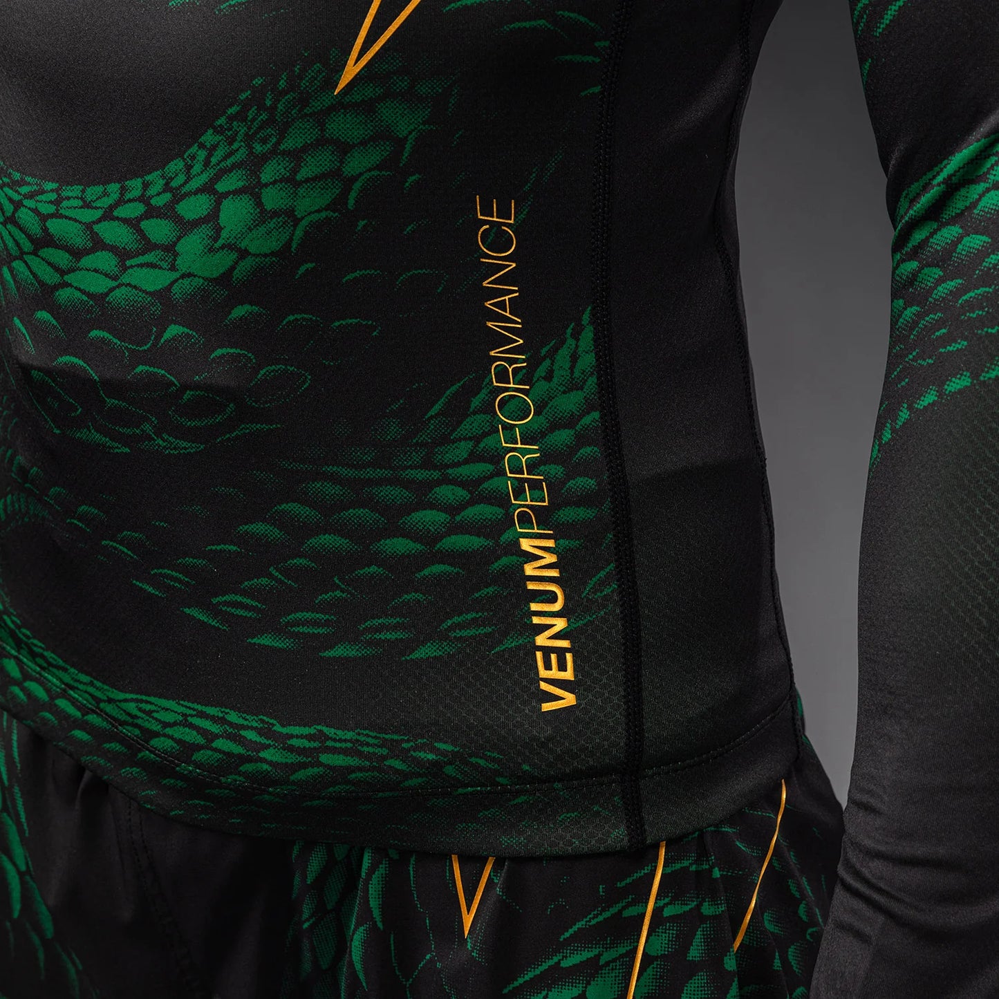 Rashguard Manga Larga Venum Matupa (Negro / Verde) (Disponible en Costa Rica)