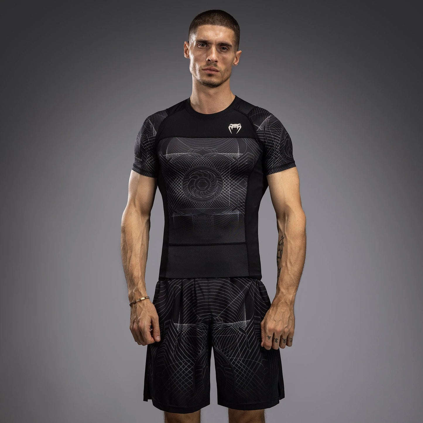 Rashguard Manga Corta para Hombre Venum G-Fit Air (Negro / Arena de Desierto) (Disponible en Costa Rica)
