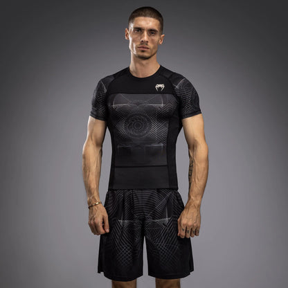 Rashguard Manga Corta para Hombre Venum G-Fit Air (Negro / Arena de Desierto) (Disponible en Costa Rica)