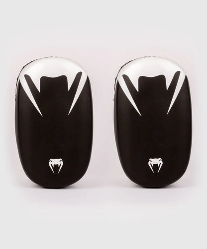 Thai Pads Venum Kickboxing Micro Fiber Paos 2.0 (Negro / Blanco) (Disponible por Encargo)