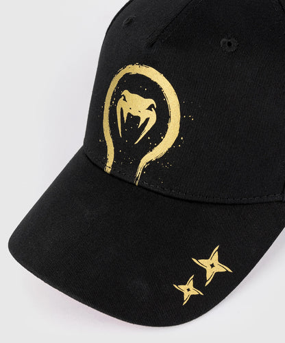 Gorra Venum x Assassin's Creed: Shadows (Negro / Dorado) (Disponible en Costa Rica y por Encargo)