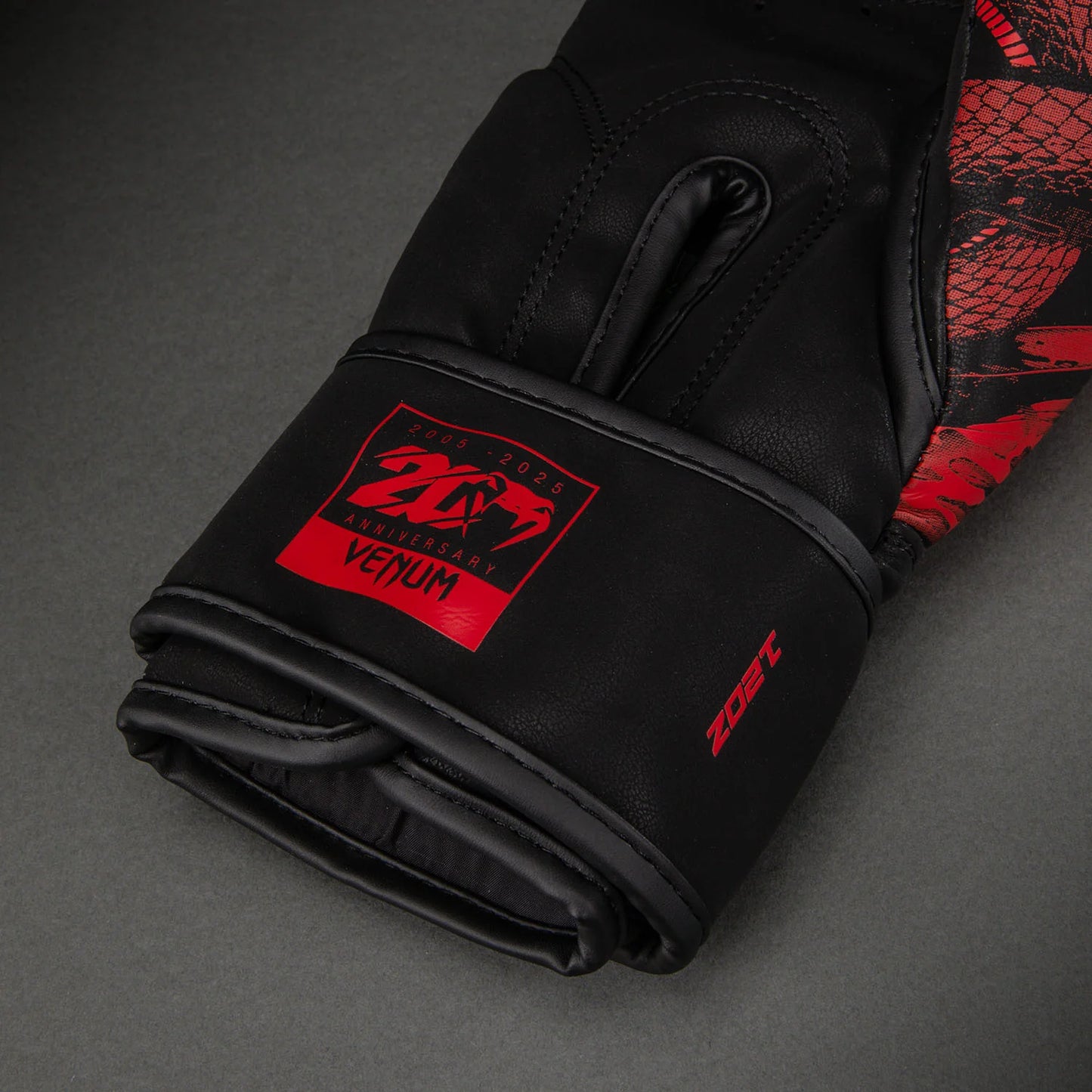 Guantes de Box Venum Challenger 20 aniversario (Negro / Rojo) (Disponible en Costa Rica)