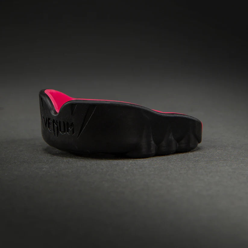 Bucal Venum Challenger (Negro / Raspberry) (Disponible en Costa Rica)