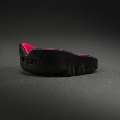 Bucal Venum Challenger (Negro / Raspberry) (Disponible en Costa Rica)