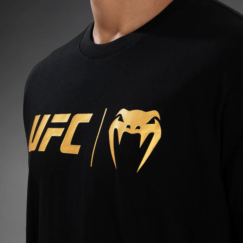 Camiseta para Hombre Venum UFC Classic (Negro / Dorado) (Disponible en Costa Rica)