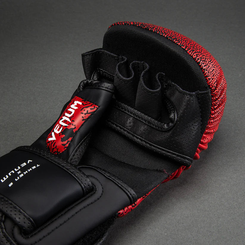 Guantes de MMA Venum x Tekken 8 Edición Kazuya (Sparring) (Rojo / Negro) (Disponible en Costa Rica)