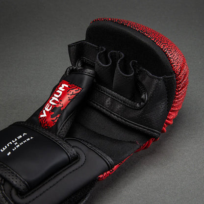 Guantes de MMA Venum x Tekken 8 Edición Kazuya (Sparring) (Rojo / Negro) (Disponible en Costa Rica)
