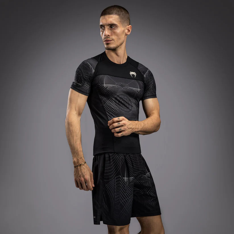 Rashguard Manga Corta para Hombre Venum G-Fit Air (Negro / Arena de Desierto) (Disponible en Costa Rica)