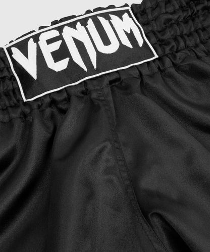 Fightshorts de Muay Thai Venum Classic (Negro / Blanco) (Disponible por Encargo)